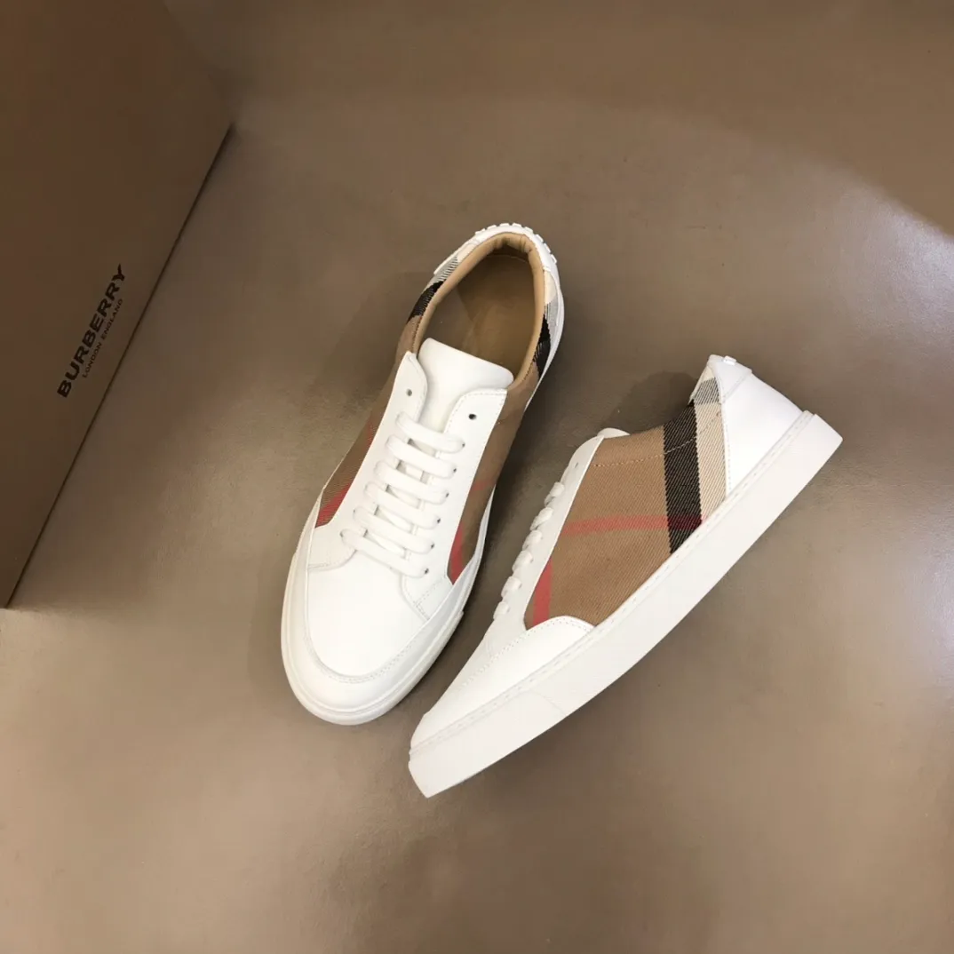 ¥380 ▫️B’s men’s classic low-top sneakers are reinterpreted in Vintage plaid cotton material and decorated with a new brand logo. First-grain cowhide lining, original outsole with Burberry lettering embossed logo on the heel! 38-45